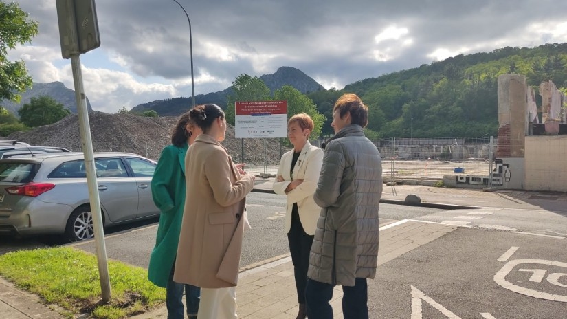 MIREIA ELKOROIRIBE, CANDIDATA DE EAJ-PNV A LA ALCALDÍA DE DURANGO, VISITA JUNTO A LA CONSEJERA ARANTXA TAPIA LOS TERRENOS DEL FUTURO “DURANGALDEKO EKOGARAPEN GUNEA”